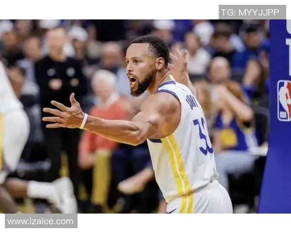 球迷炸锅:库里这一行为引热议! 球迷炸锅:库里这一行为引热议!