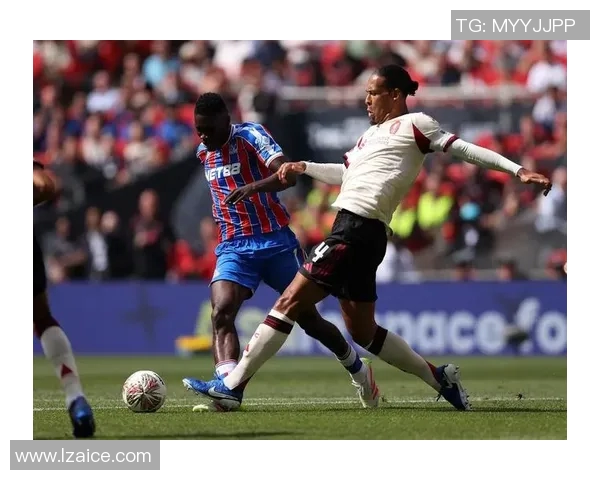 范戴克状态火热主宰全场表现稳如磐石荣膺最佳彰显无可撼动领袖气质 范戴克状态火热主宰全场表现稳如磐石荣膺最佳彰显无可撼动领袖气质